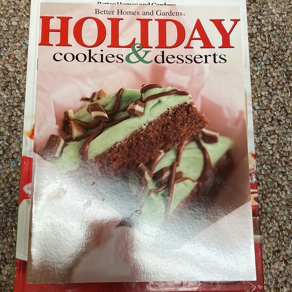 Better Homes & Gardens HOLIDAY COOKIES & DESSERTS Magazine ~ 36 Recipes 2002 - Picture 2 of 4